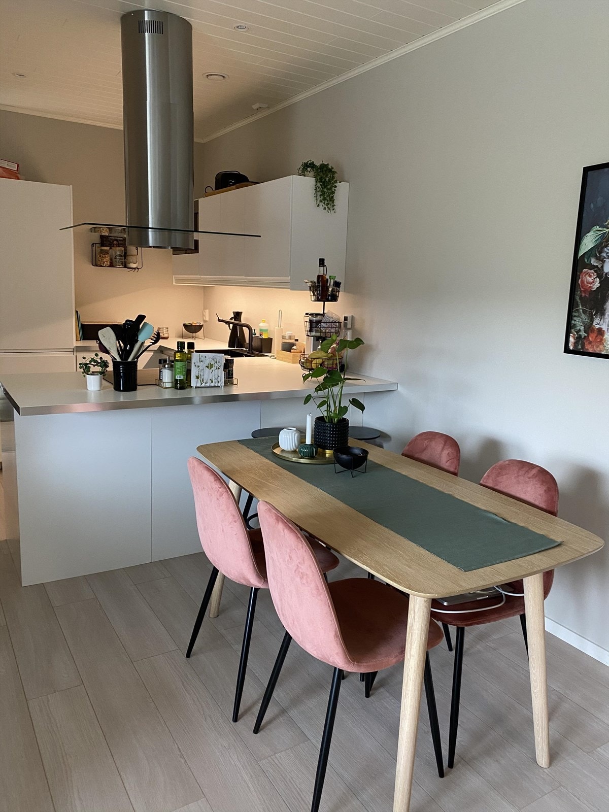 Stuen i utleiedelen har plass til både spisebord og sofagruppe. Galleribilde