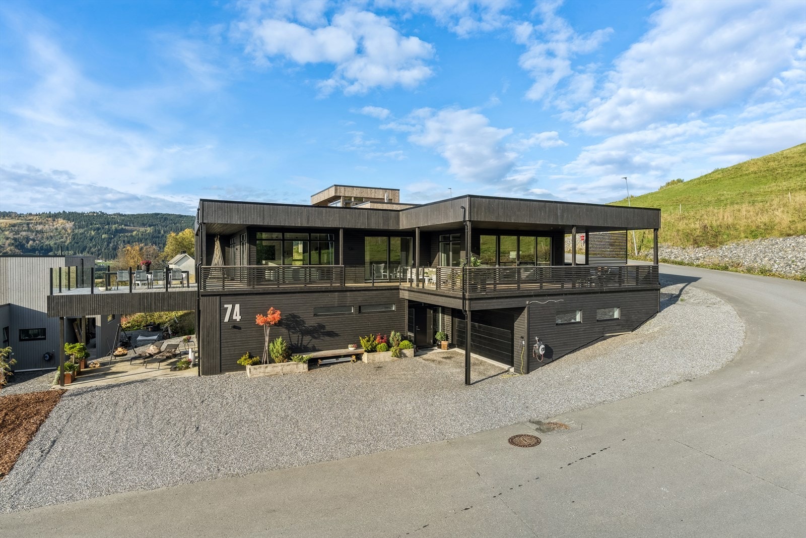 Boligen byr på 383 kvm fordelt på to etasjer. Galleribilde