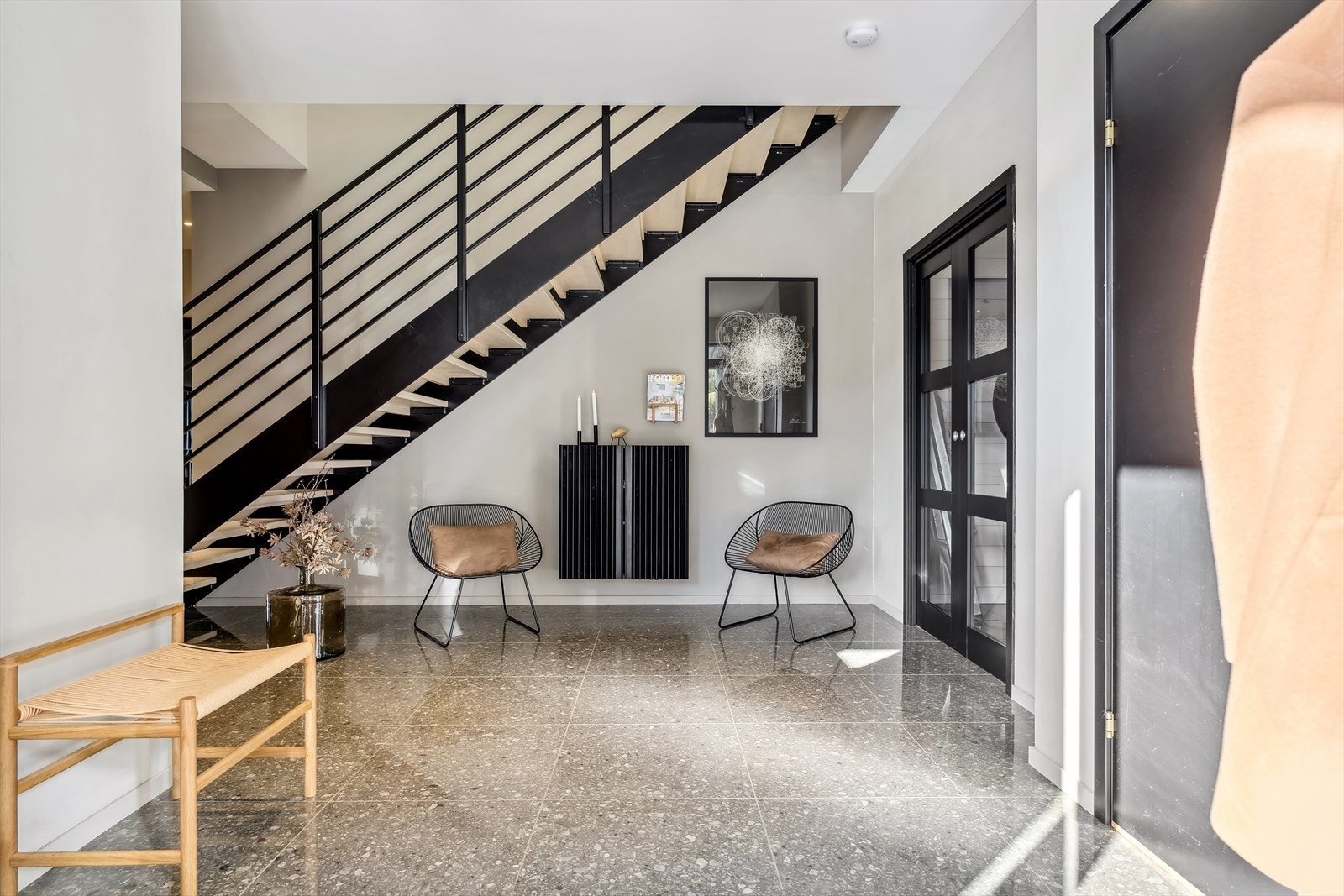 Vel inne ønskes man velkommen av en stor og meget innbydende hall med store fliser på gulvet. Galleribilde