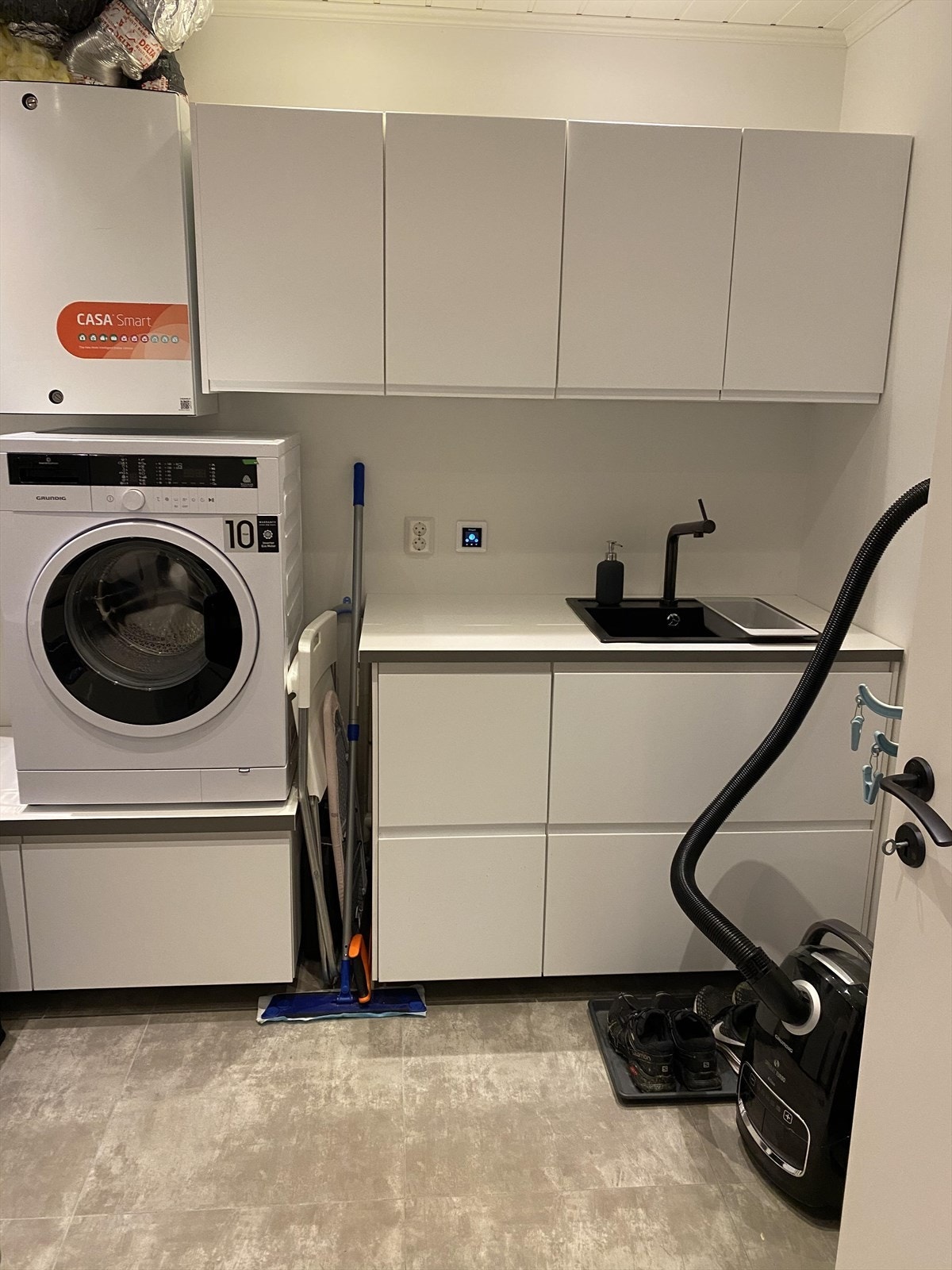 Boden i utleiedelen ligger innenfor badet, med utslagsvask, praktisk innredning og opplegg for vaskemaskin. Galleribilde