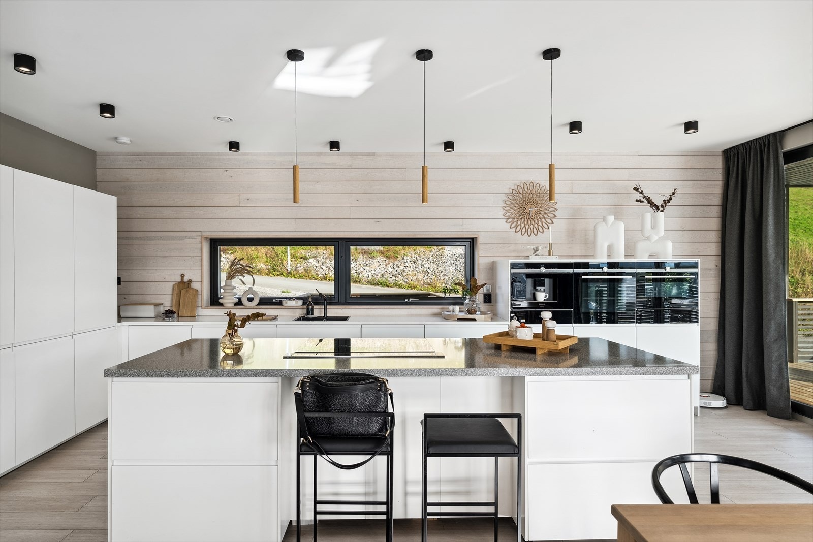 Kjøkkenet ligger noe skjermet til fra stuen, og har stilen og svært funksjonell innredning med moderne finish. Galleribilde