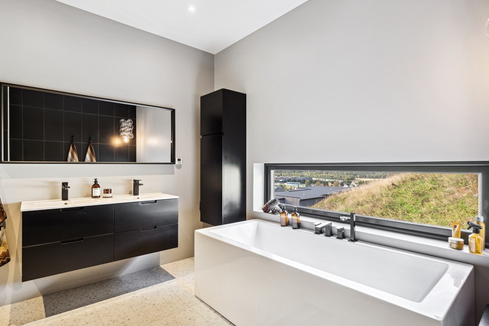 Planløsningen i hoveddelen byr på to utsøkte bad i hver sin etasje. Galleribilde