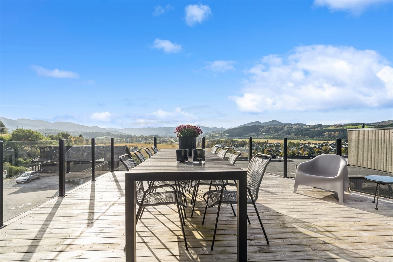 Om sommeren er det hyggelig å trekke ut for både avslapning og middager i varmen. Galleribilde