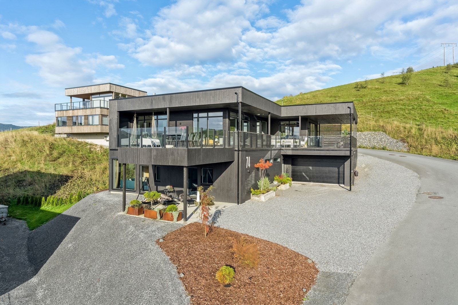 Tomten er opparbeidet med et stort bed og singlede arealer rundt alle husveggene. Galleribilde