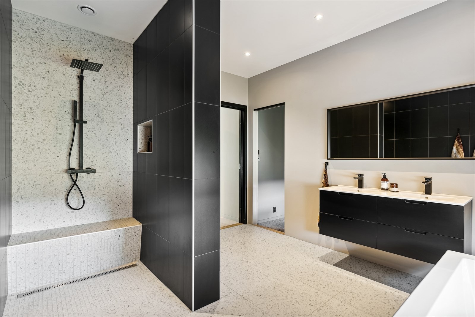 På badet oppe er det både badekar og en stor dusjnisje med regnfallsdusj. Galleribilde