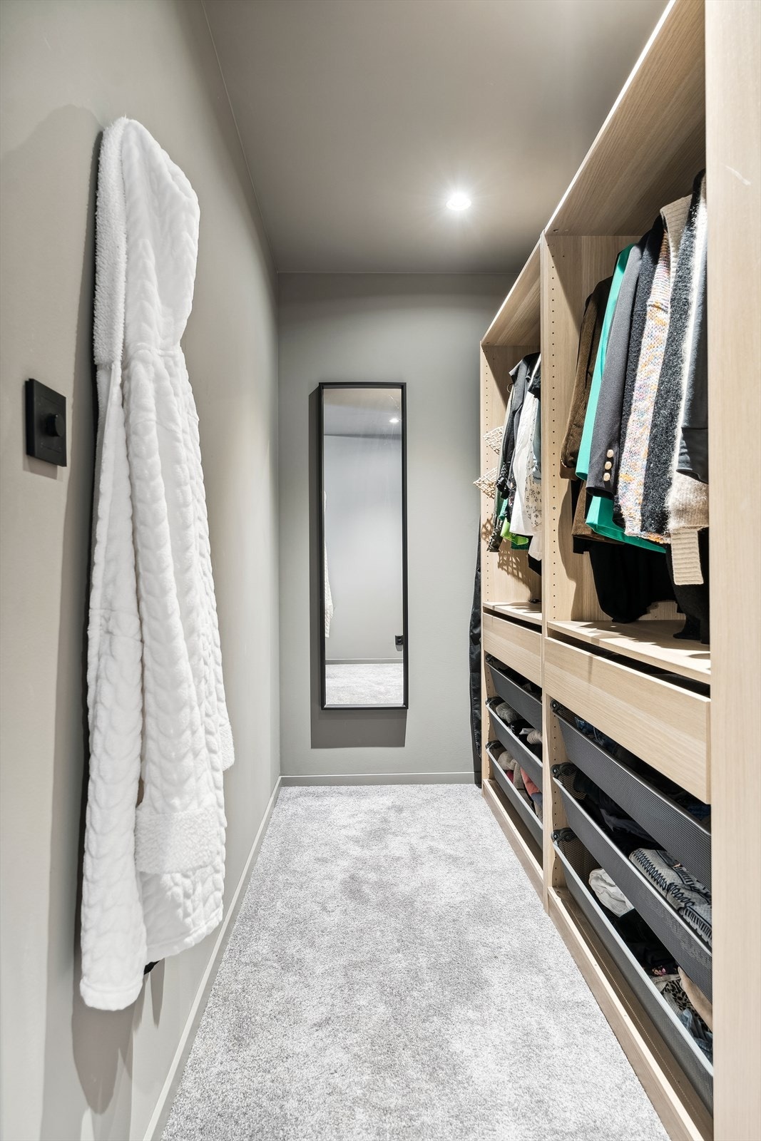 Hovedsoverommet oppe har et avdelt walk-in closet med downlights, skuffer og stenger for oppheng. Galleribilde