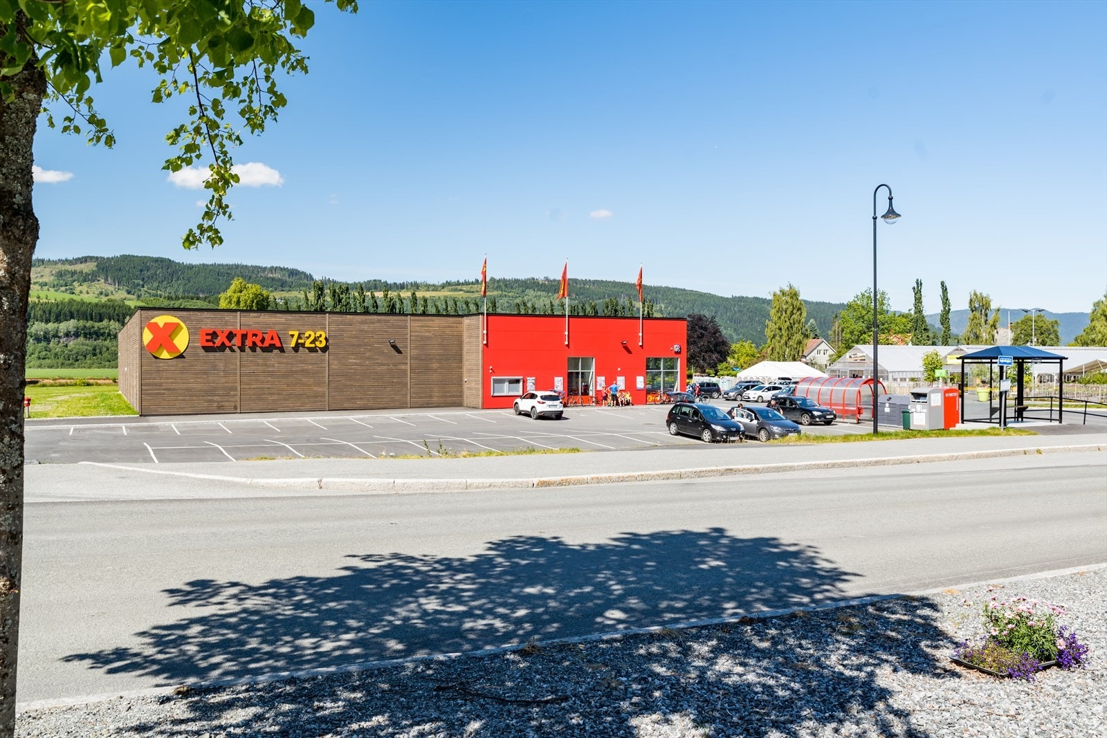 Fra boligen er det kort vei til dagligvare, barnehager, fine idrettsfasiliteter og skoler for alle trinn. Galleribilde