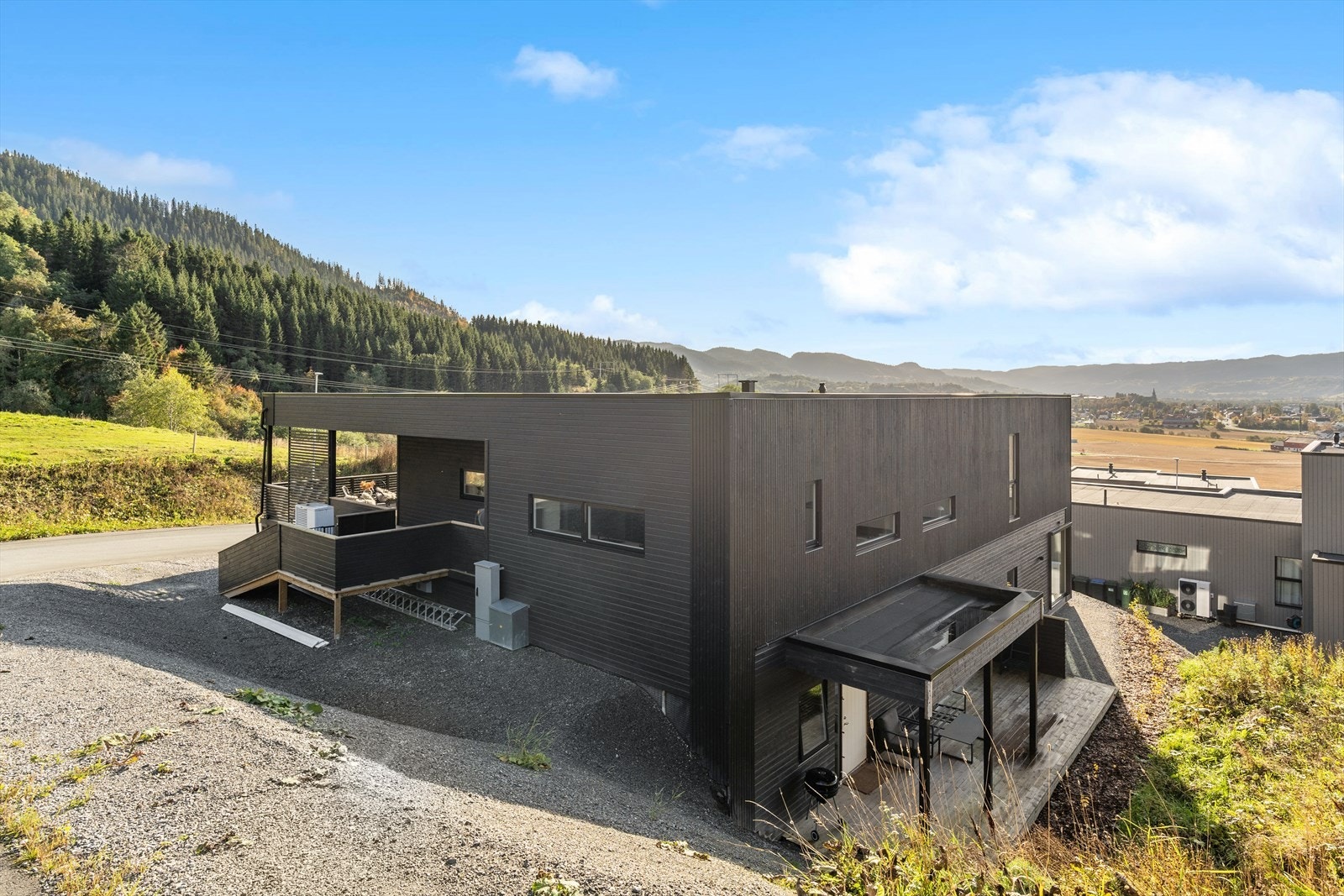 Utleiedelen har egen inngang via en skjermet og delvis overbygget terrasse. Galleribilde