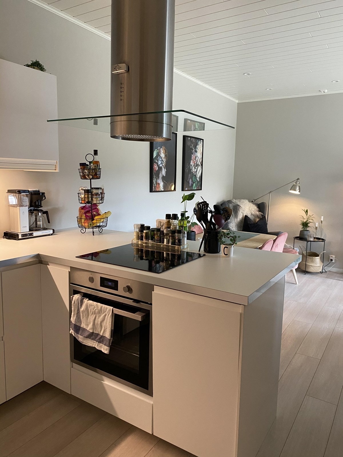 Av hvitevarer har kjøkkenet i utleiedelen integrert platetopp og stekeovn. Galleribilde