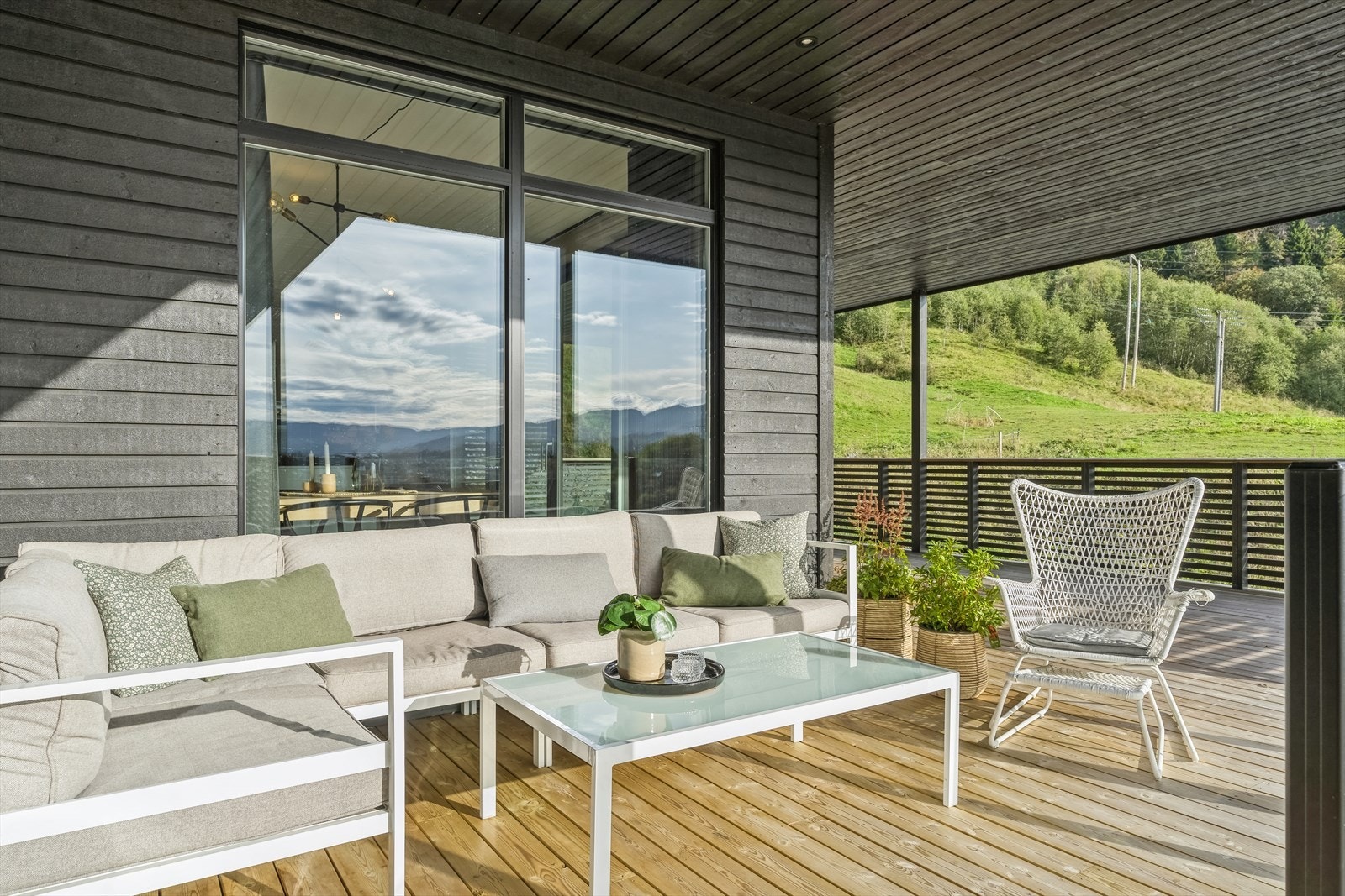 Uteplassen innredes enkelt i ulike soner, og passer utmerket for store sammenkomster med god mat og drikke. Galleribilde