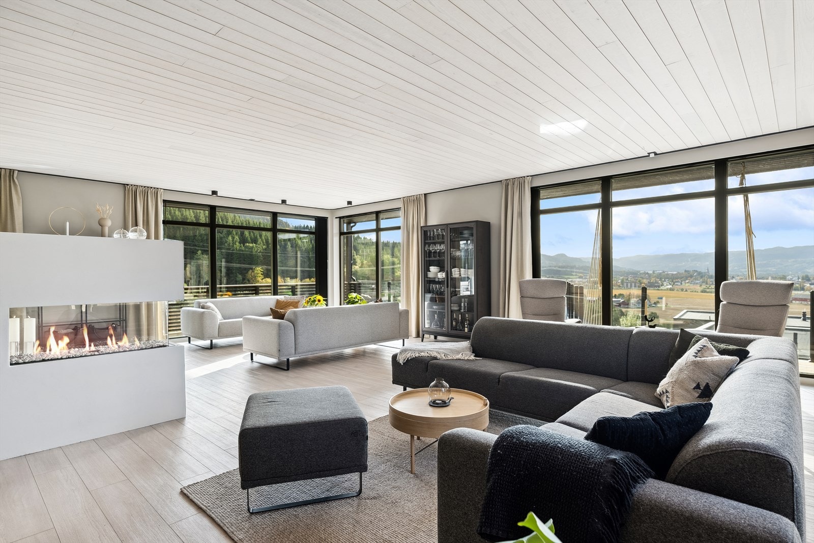 Her kan man sette seg godt til rette i sofakroken og skue utover det naturskjønne landskapet. Galleribilde