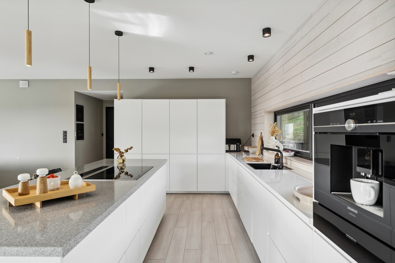 Kjøkkenet har en smart øy, perfekt til måltider og gode samtaler, men også for lekselesing mens maten lages. Galleribilde