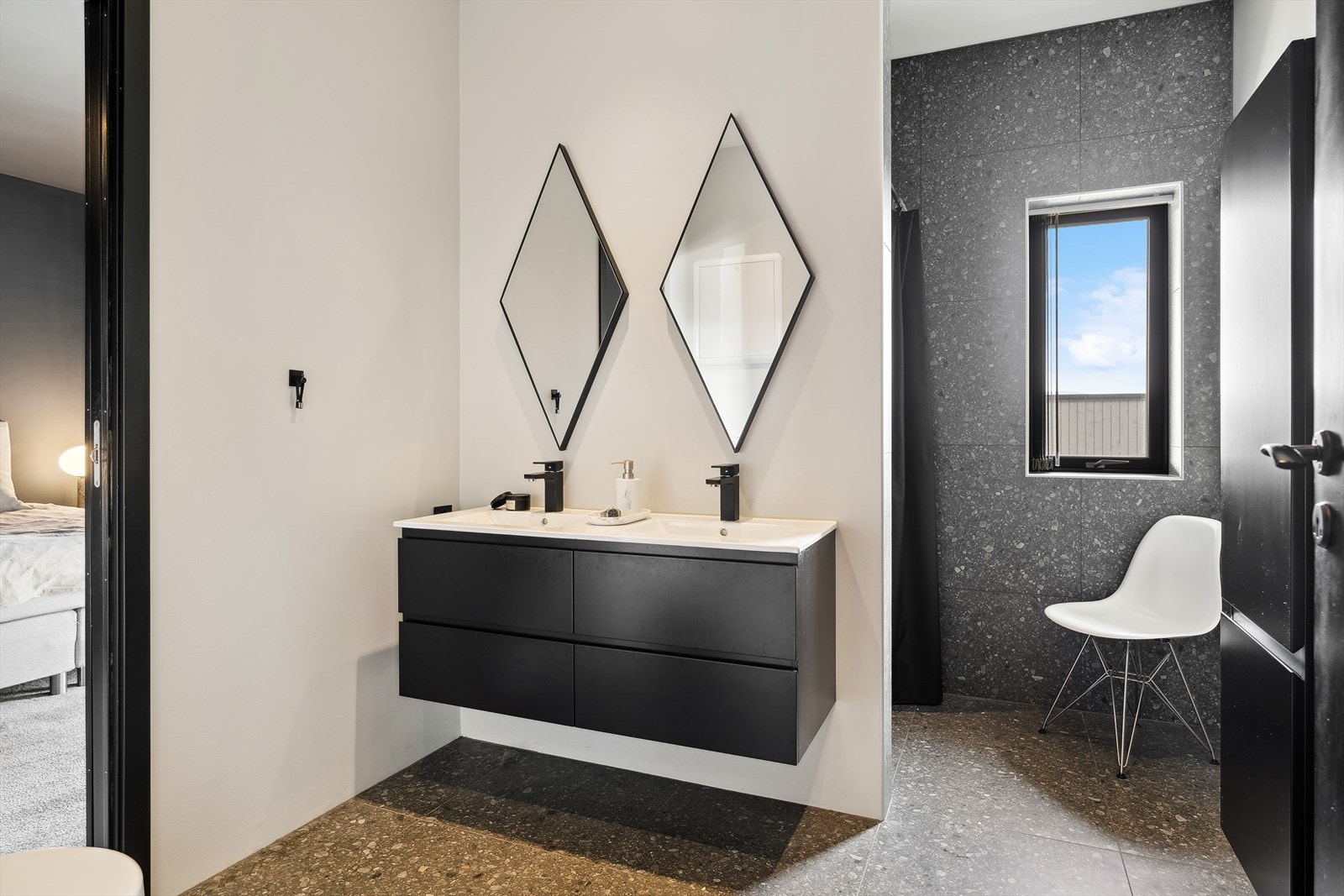 Begge badene ligger i tilknytning til hvert sitt soverom - en behagelig hverdagsluksus. Galleribilde