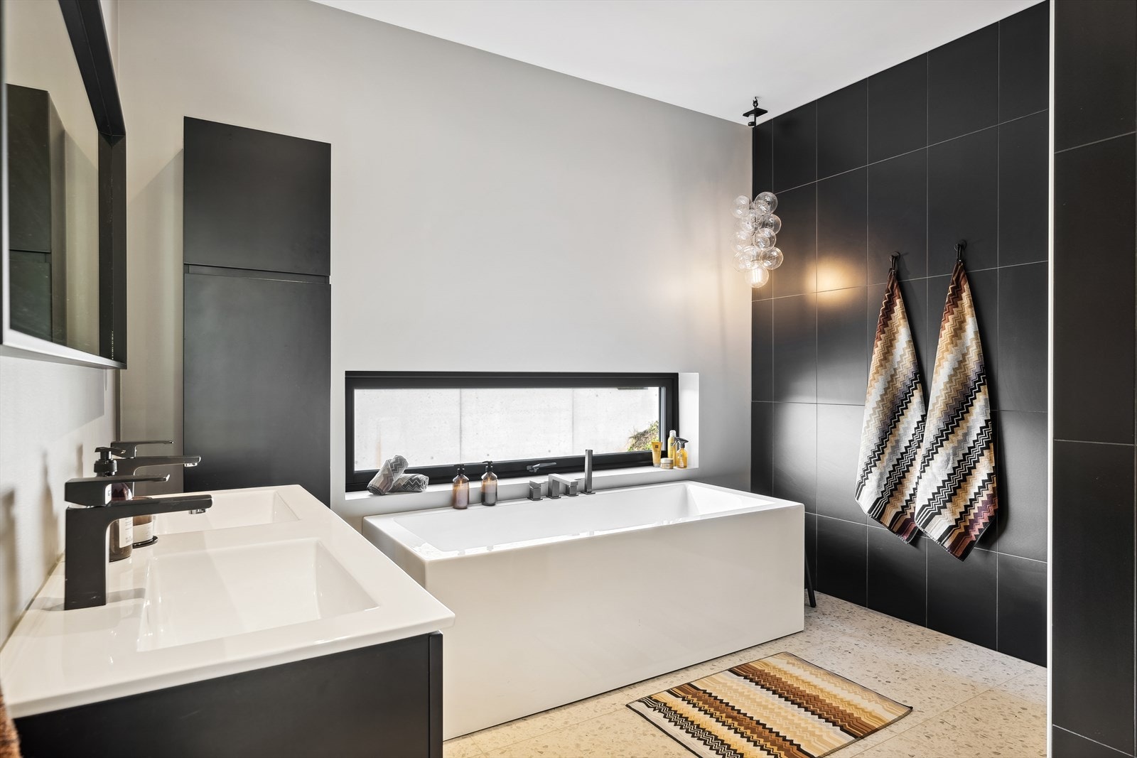 Badet oppe har god plass til oppbevaring av håndklær og hygieneartikler. Galleribilde