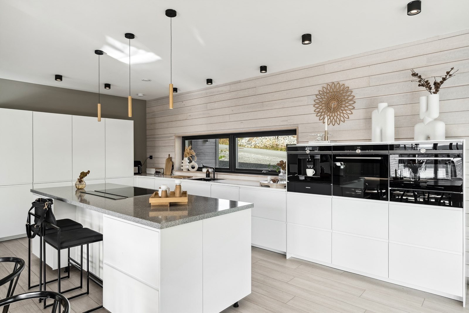 Kjøkkenet er utstyrt med integrert induksjonstopp, stekeovn, kaffemaskin, kjøleskap, mikrobølgeovn og oppvaskmaskin. Galleribilde