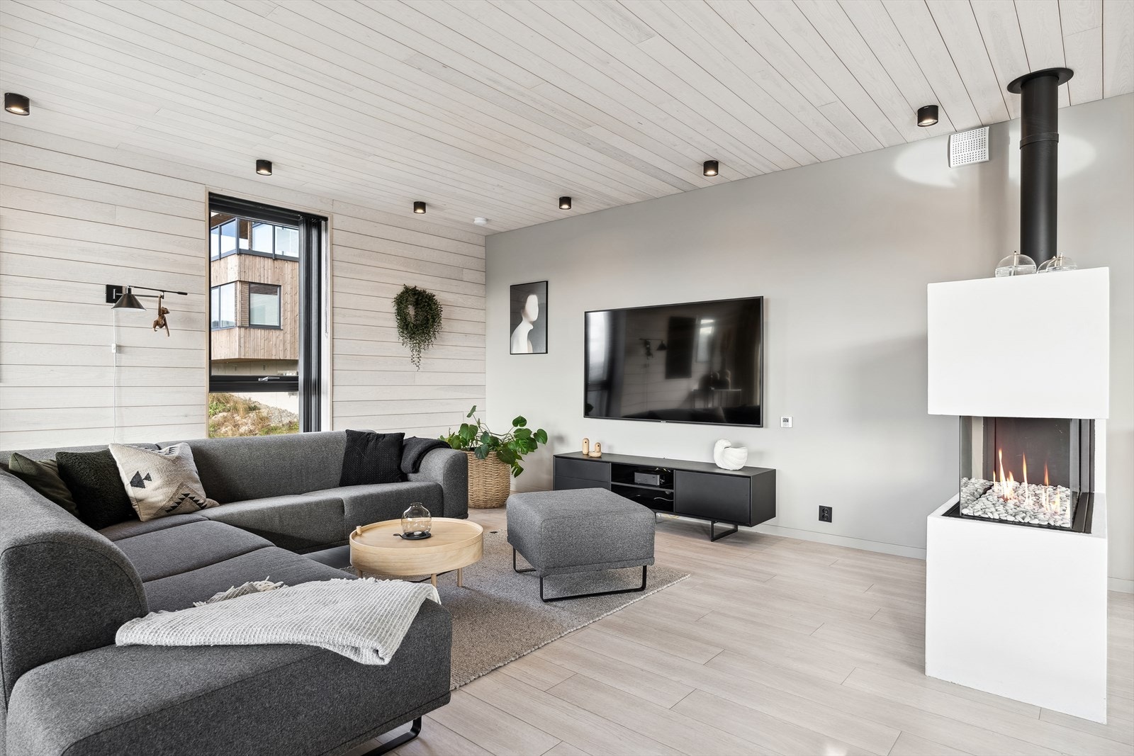 Stuen har en lun atmosfære med både gulvvarme og stilig gasspeis. Galleribilde