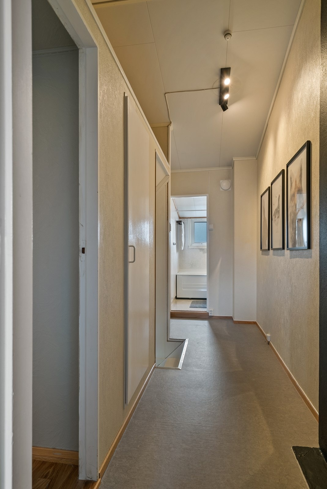 I 2021 enkelte veggplater i 2. etg. malt og nytt gulv ble lagt på to av soverommene. Galleribilde