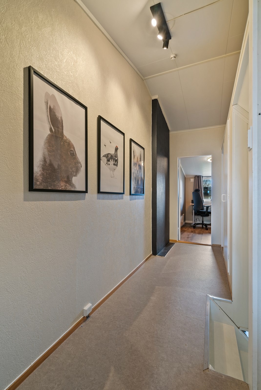 2. etasje består av gang, bad og 3 soverom. Galleribilde