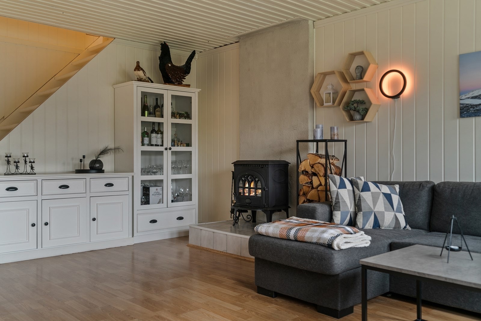 Stuen er utstyrt med en vedovn som sørger for ekstra varme og hygge på kalde dager. Galleribilde