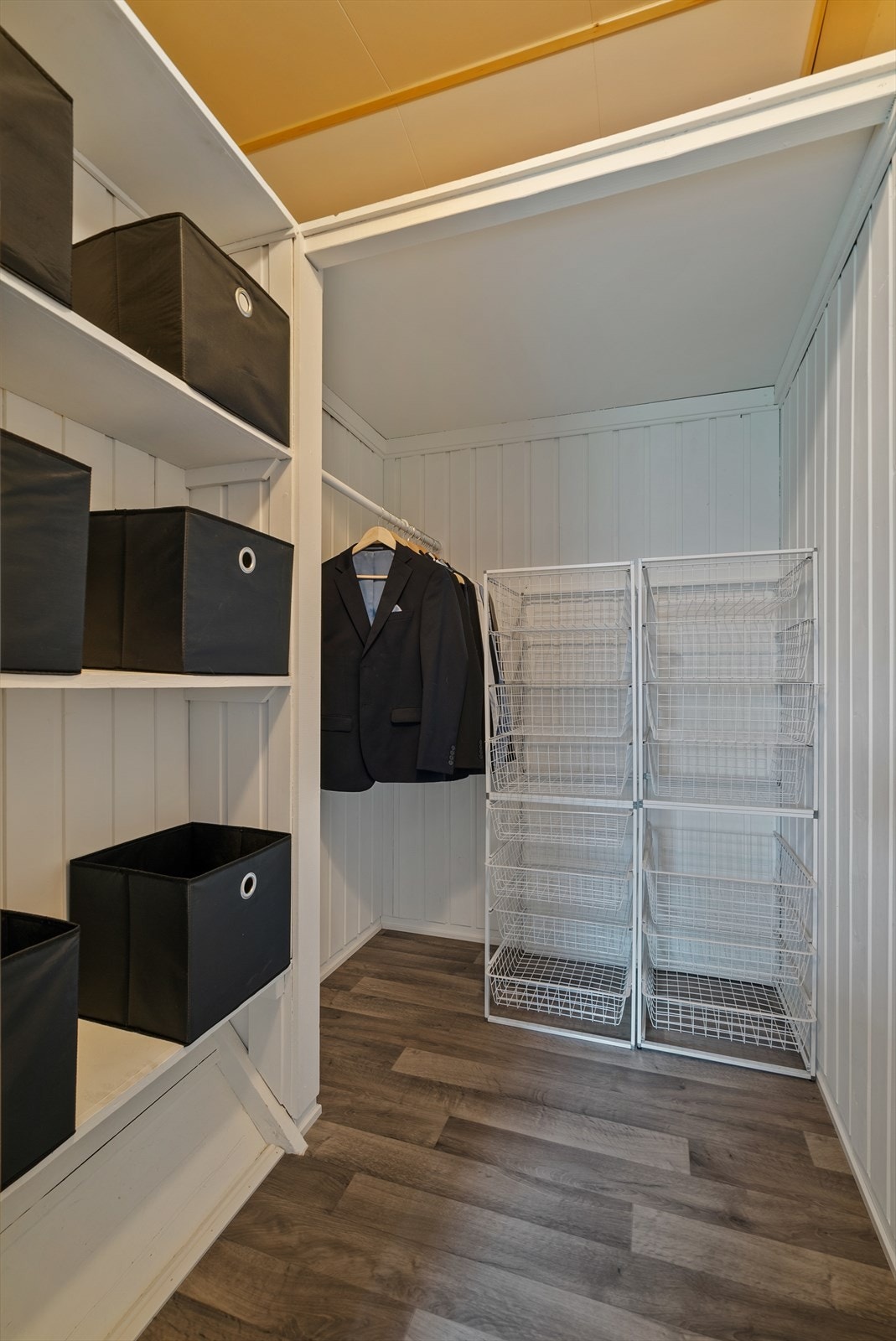 Hovedsoverommet har tilgang til praktisk walk-in-closet (opprinnelig bod). Galleribilde