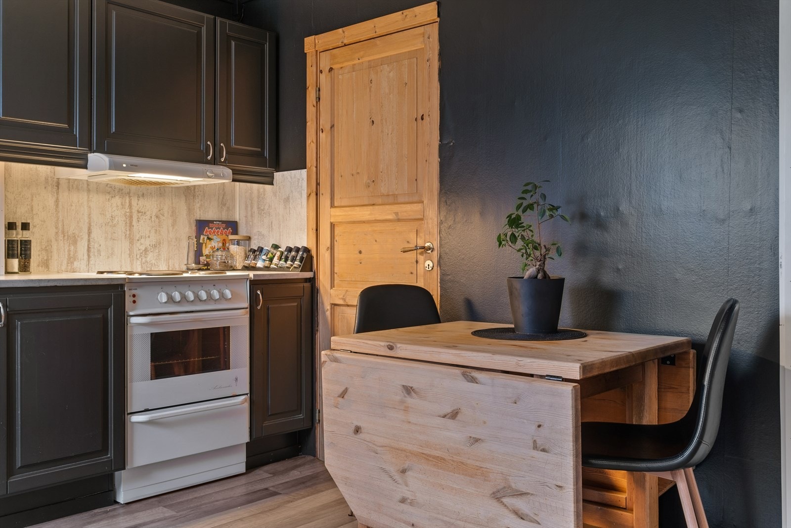 På kjøkkenet er det plass til frokostbord. Galleribilde