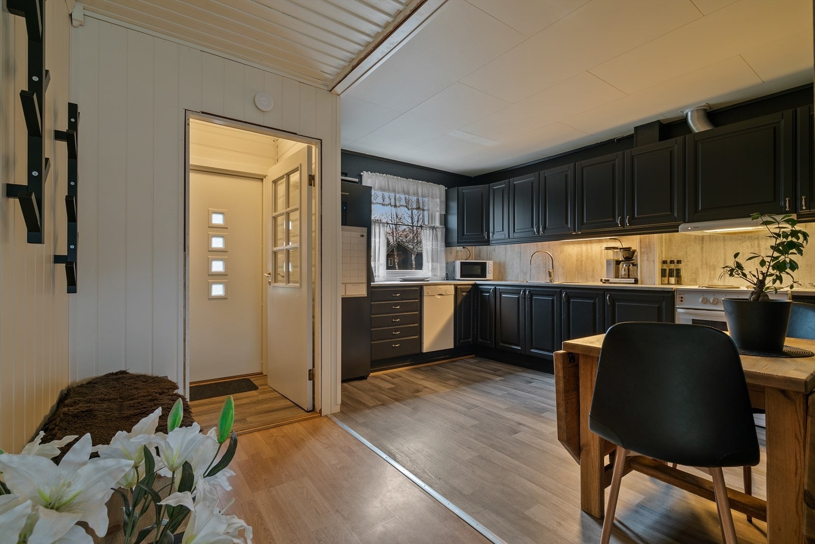 Stort kjøkkenrom ved entré/gang. Galleribilde