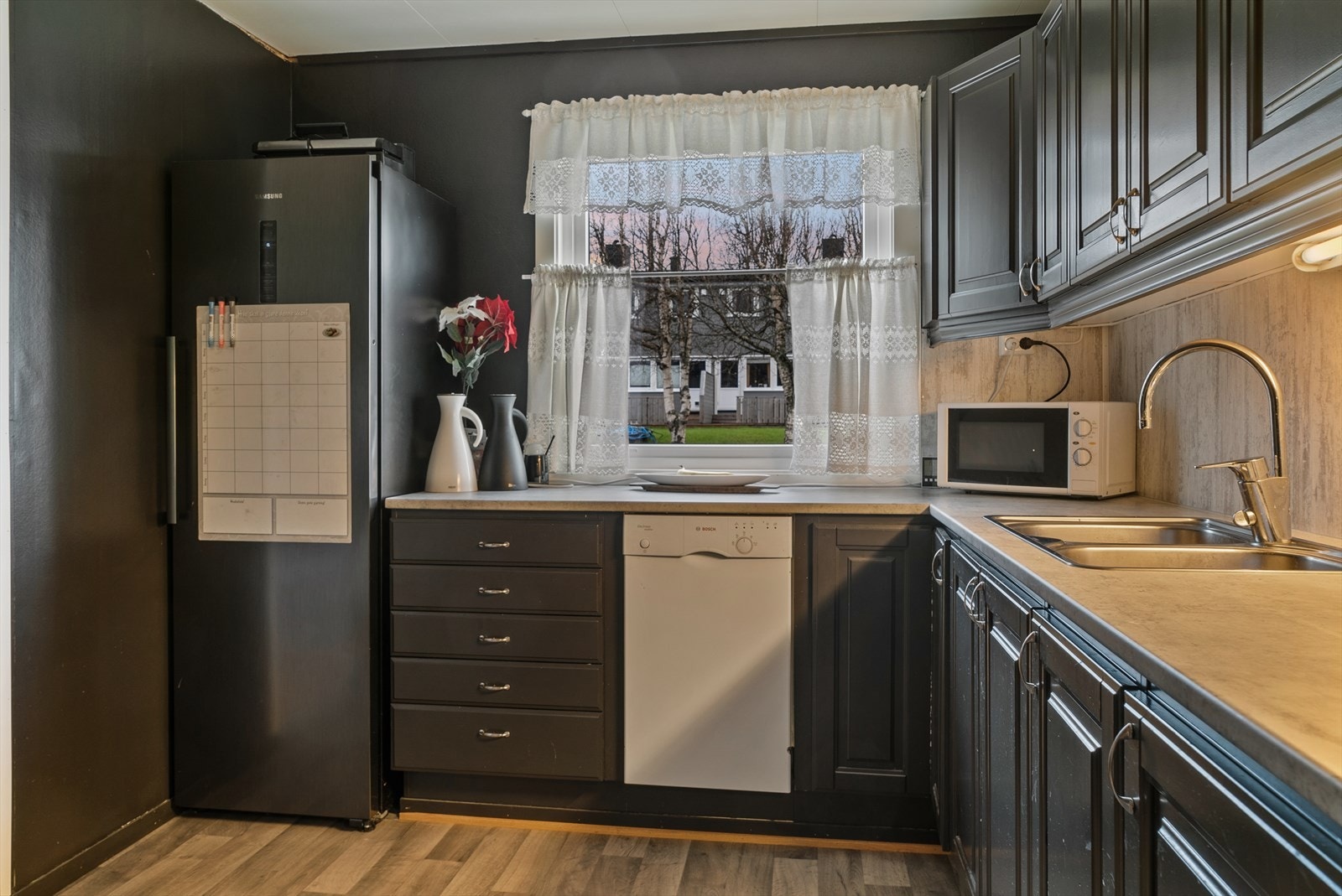 Det er kitchen board på vegger mellom benkeplater og overskap. Galleribilde