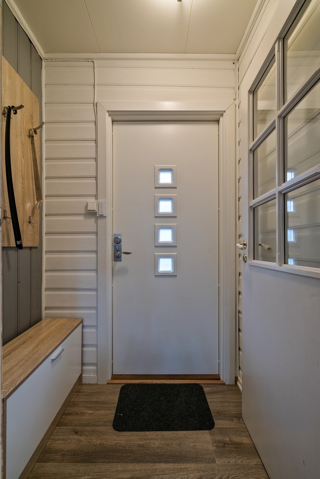 Trivelig entré med plass til å henge fra seg yttertøy og sette fra seg sko. Galleribilde