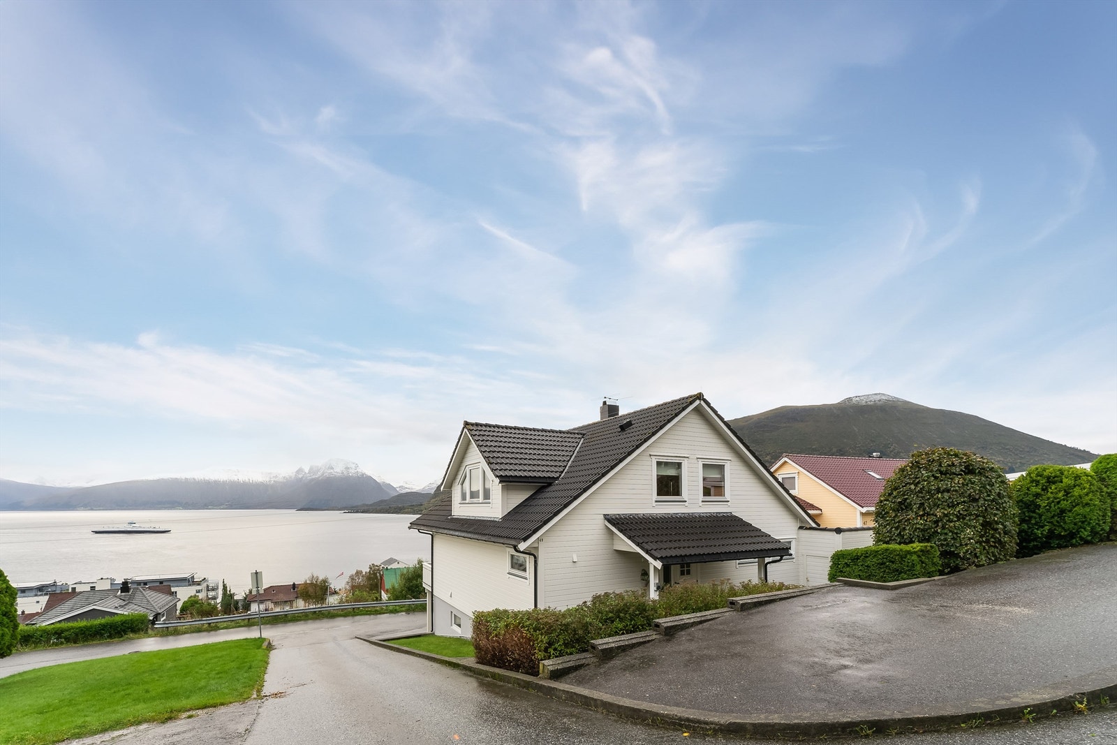 Her er det nydelig utsikt utover fjorden. Galleribilde