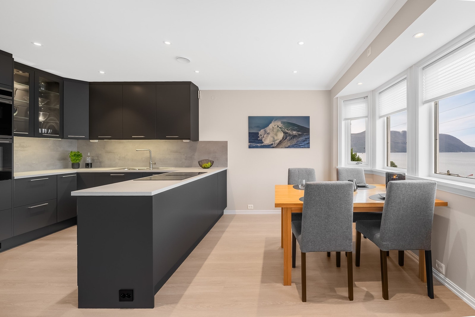 Lekkert og moderne kjøkken med plass til spisegruppe. Galleribilde