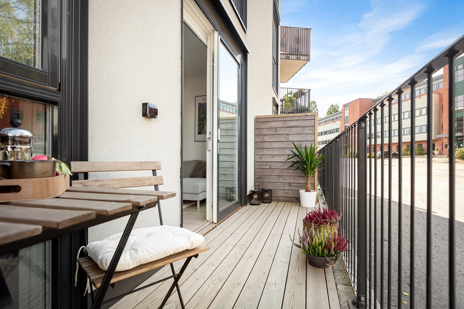 Leiligheten ligger i byggets 3.etasje, men oppleves som en 1.etasje. Galleribilde