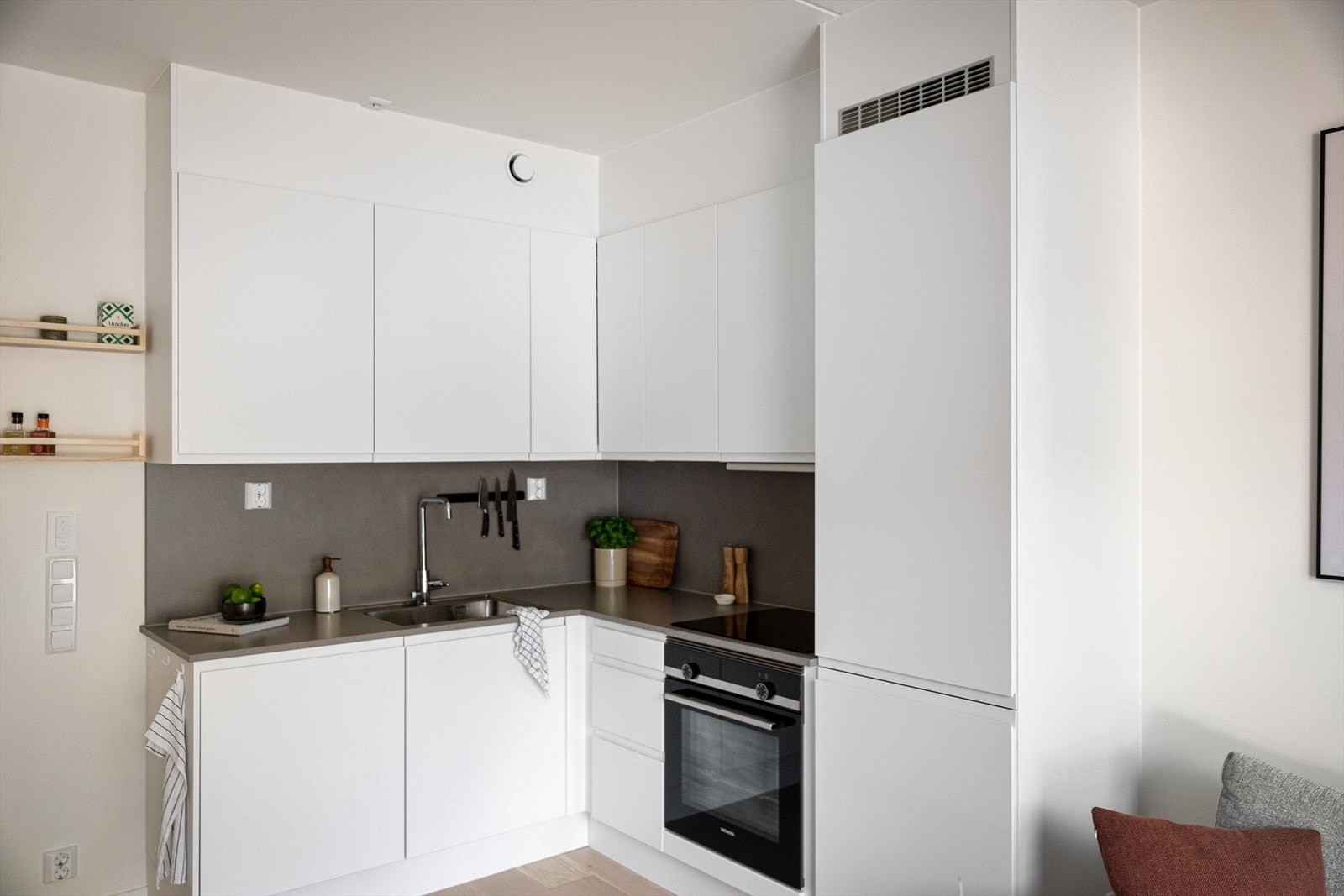 Moderne kjøkkeninnredning fra HTH av god kvalitet, med håndtaksfrie fronter, integrert LED lys og integrerte hvitevarer. Galleribilde