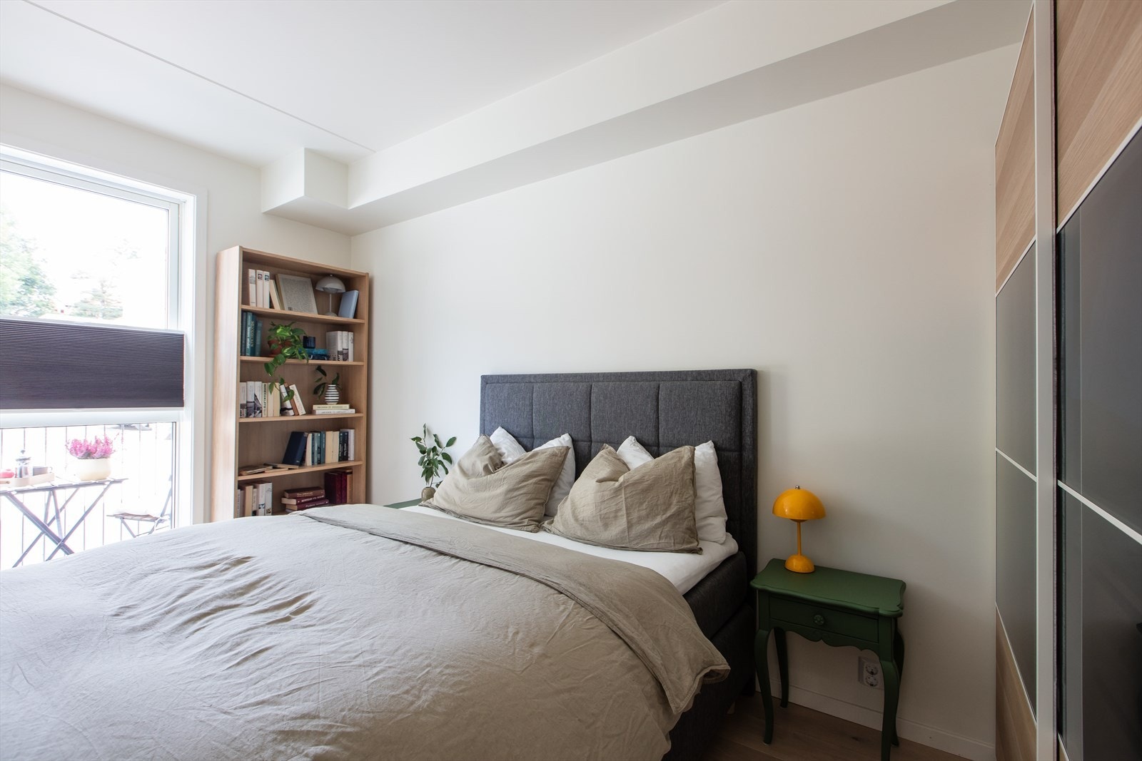Soverommet er lyst og luftig med plass til dobbeltseng, nattbord og klesskap. Galleribilde