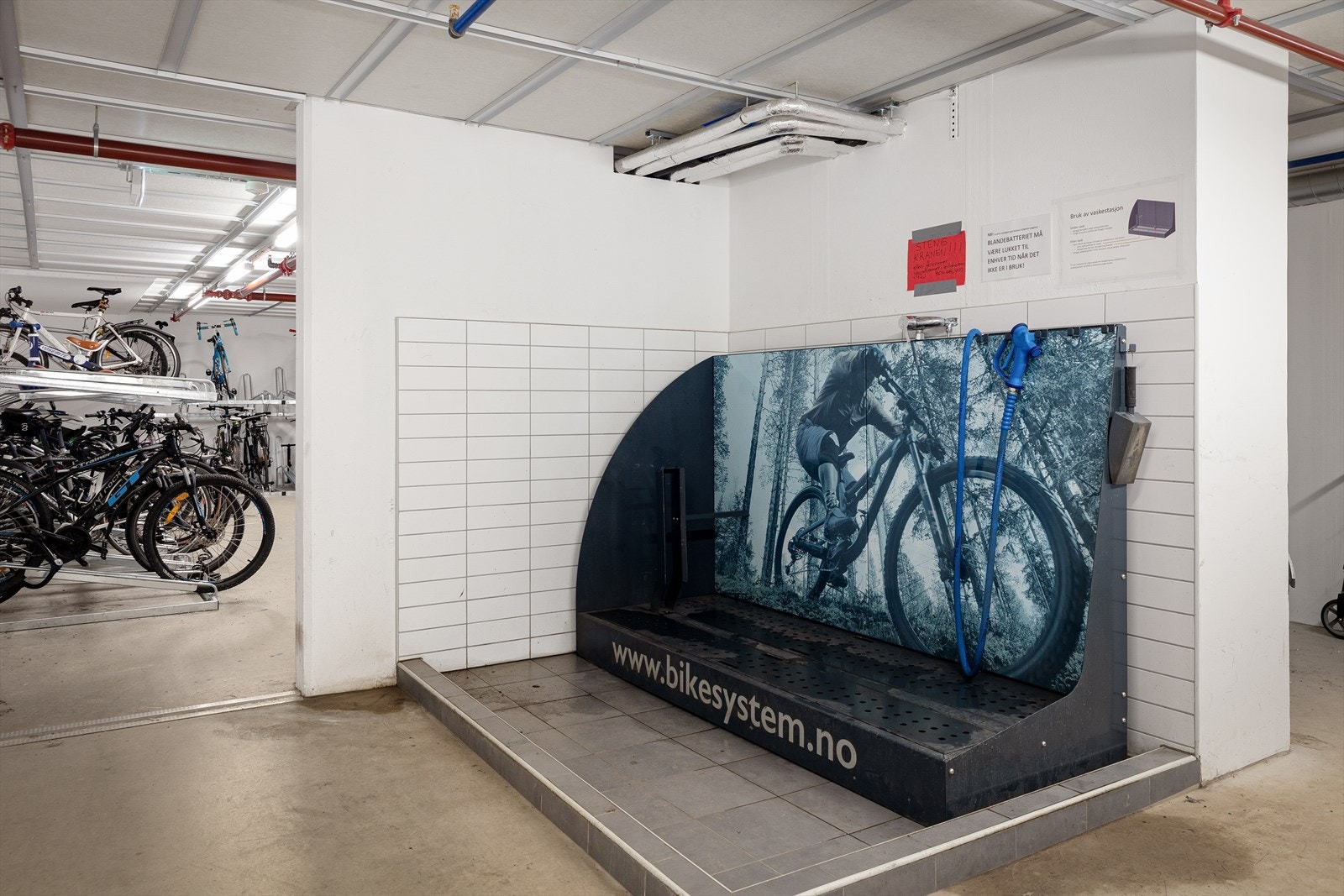 Sameiet har felles sykkelbod med sykkeldusj. Galleribilde