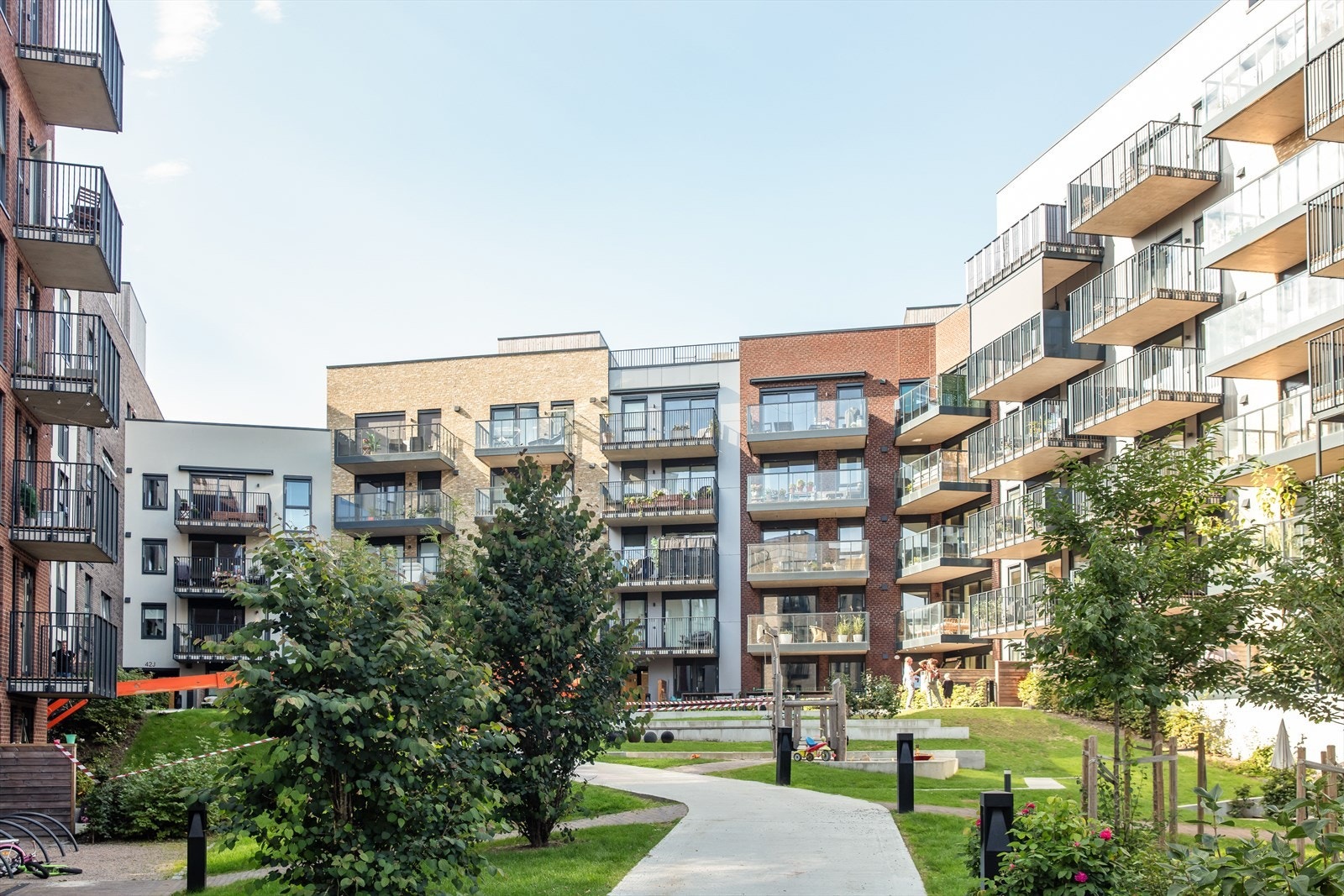 Her bor man i nye og moderne Frysjaparken med umiddelbar nærhet til butikker, offentlig kommunikasjon, samt et rikt utvalg av fasiliteter og servicetilbud. Galleribilde