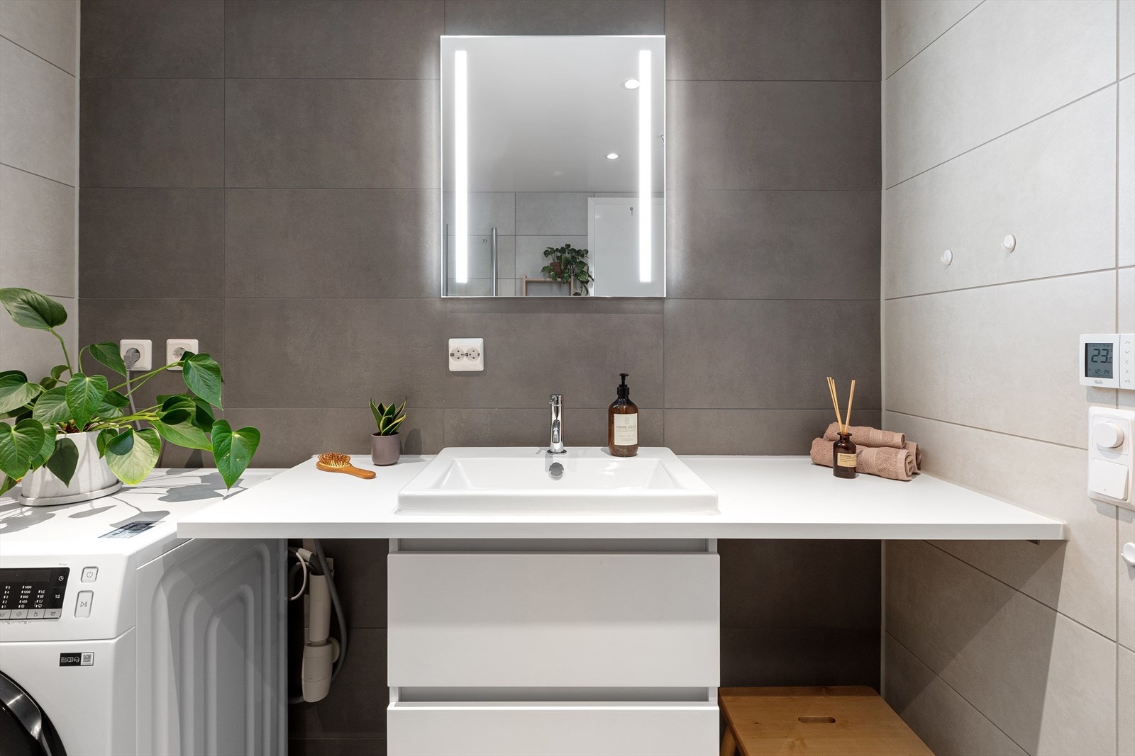 På badet er det opplegg for vaskemaskin og tørketrommel. Galleribilde