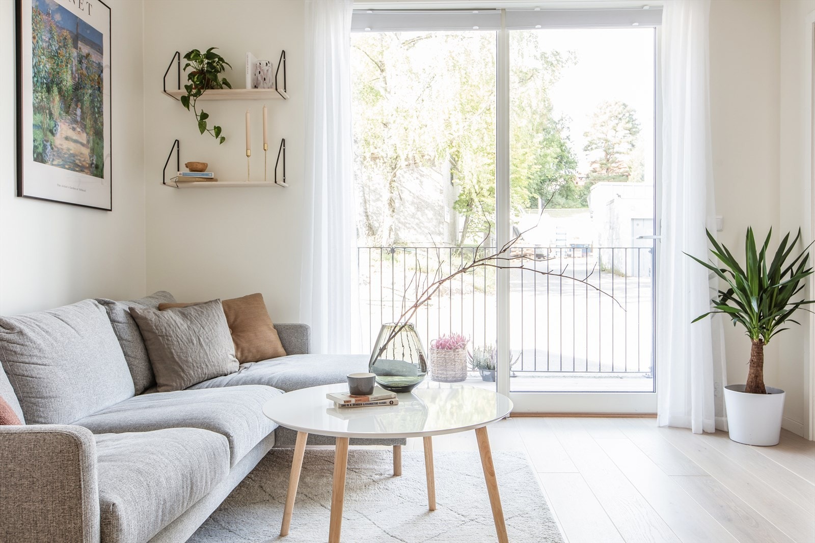 Overflatene er lysmalt og det er flott 1-stavs parkett på gulv. Galleribilde