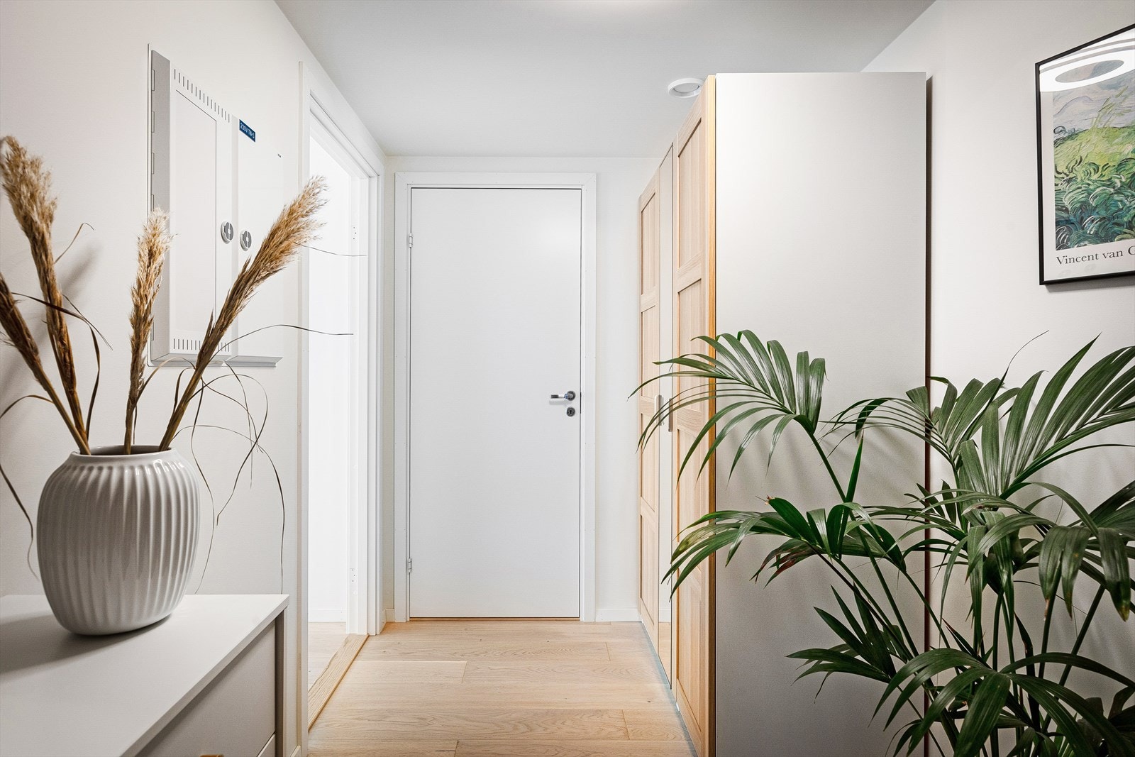 Stor og praktisk entré med gode oppbevaringsmuligheter. Galleribilde