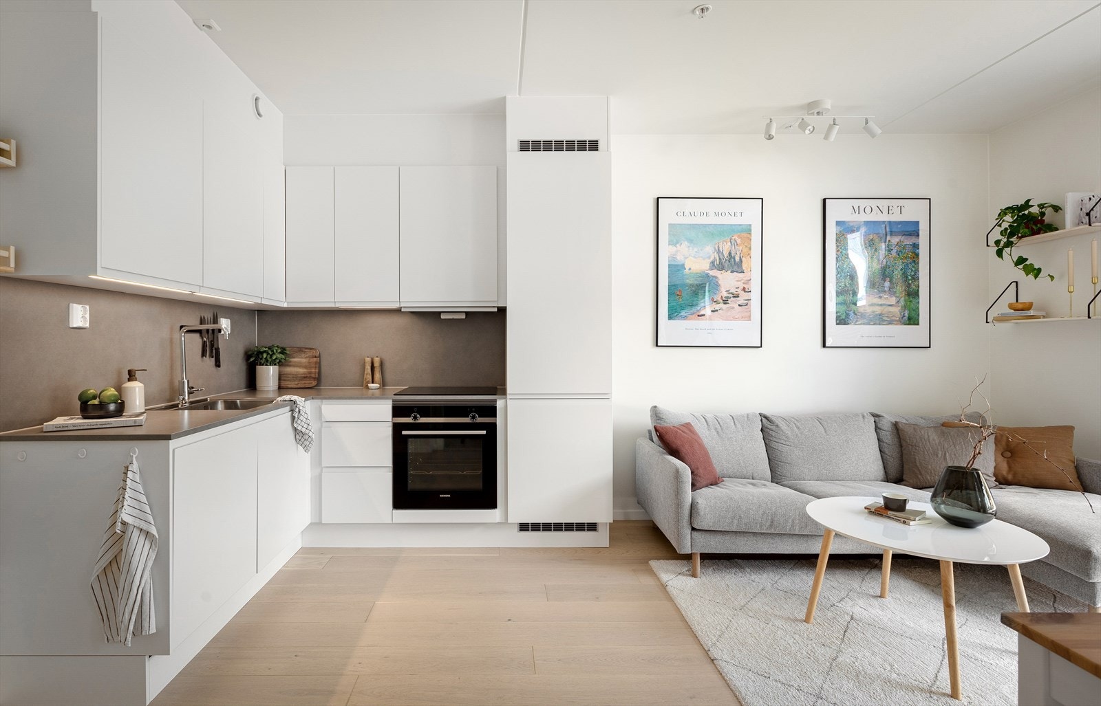 Rommet fremstår som luftig med store vindusflater som gir rikelig med lysinnslipp. Galleribilde