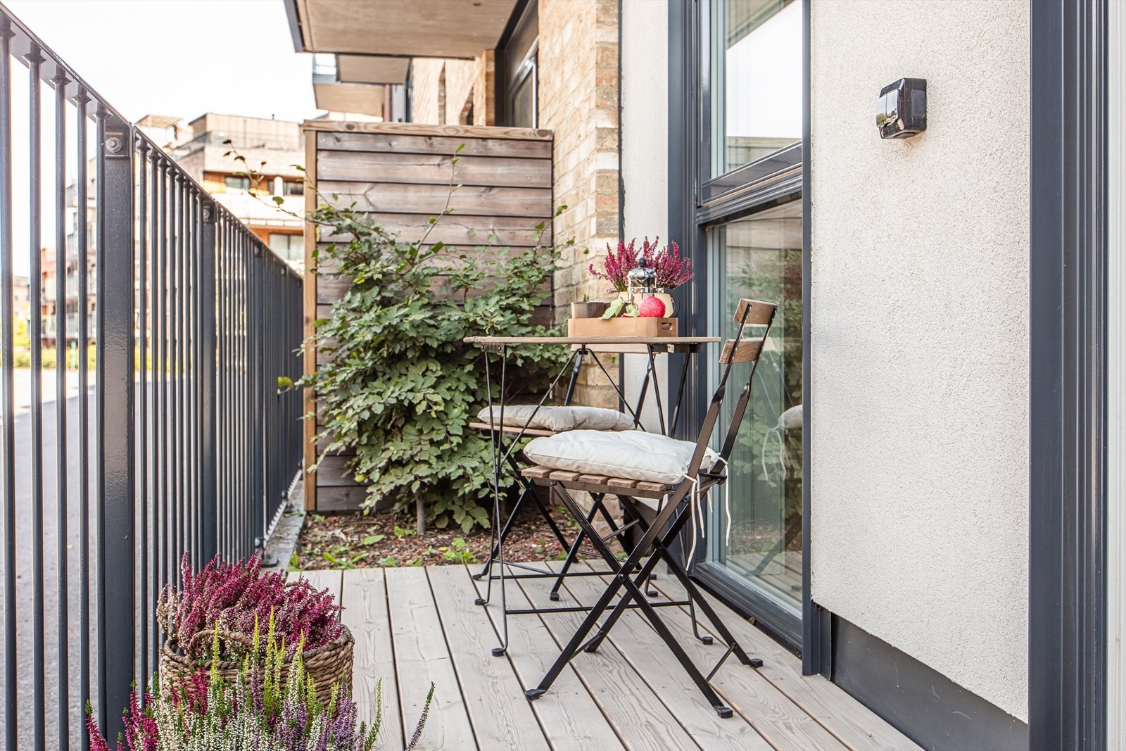 Fra stuen er det utgang til nordvestvendt markterrasse på 6 m². Galleribilde