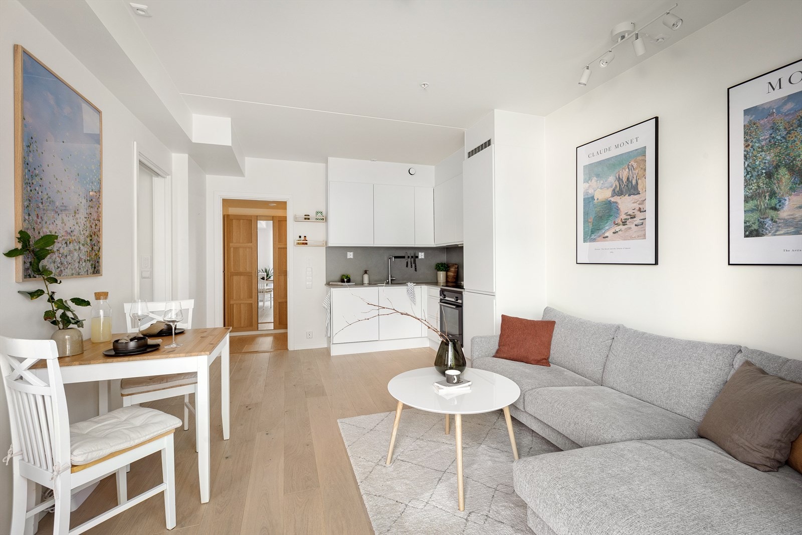 Leiligheten har en åpen stue- og kjøkkenløsning med god plass til sofa og mindre spisegruppe. Galleribilde