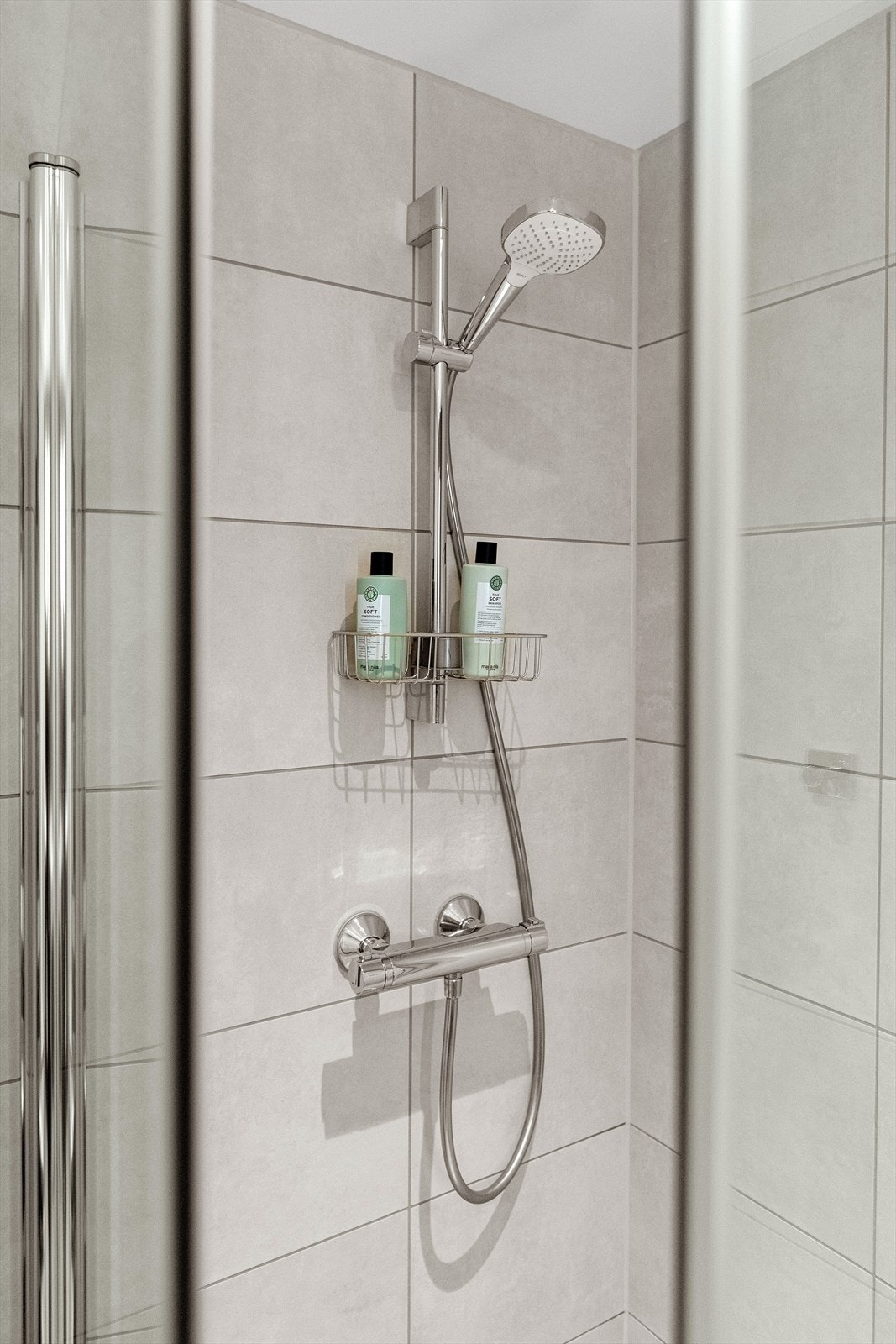 Badet har dusjhjørne med innfellbare glassvegger. Galleribilde