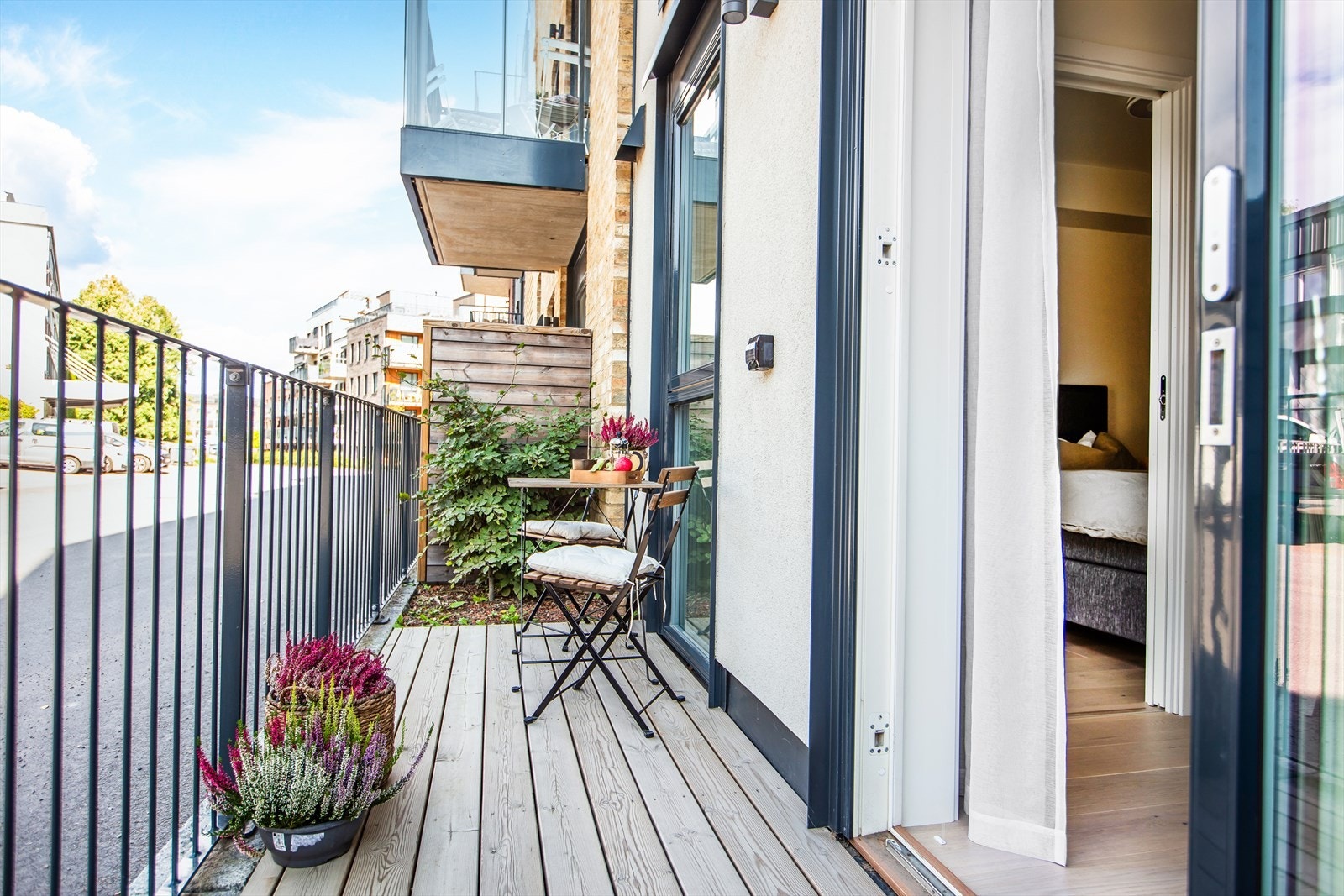 Hyggelig markterrasse med plass til sittegruppe. Galleribilde