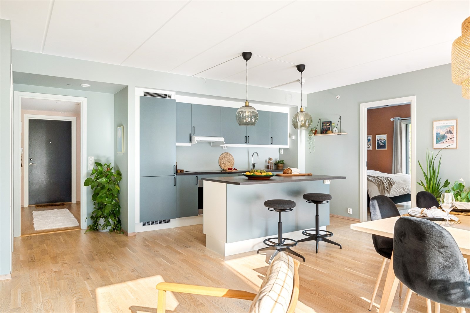 Moderne kjøkken med kjøkkenøy. Her har du svært gode oppbevaringsmuligheter og benkeplass. Galleribilde