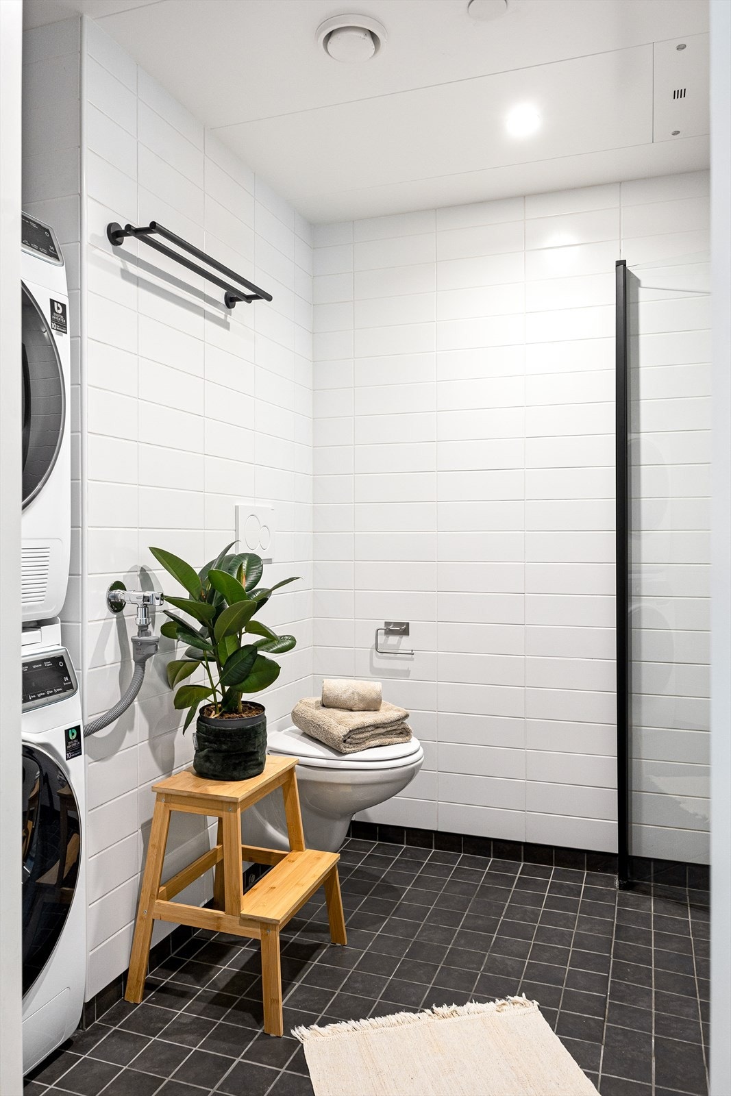 Tidligere eier oppgraderte badet med ny dusj, blandebatteri og servant med underskap fra VikingBad høsten 2019. Dette ble montert av Ringside Rørleggerbedrift. Galleribilde