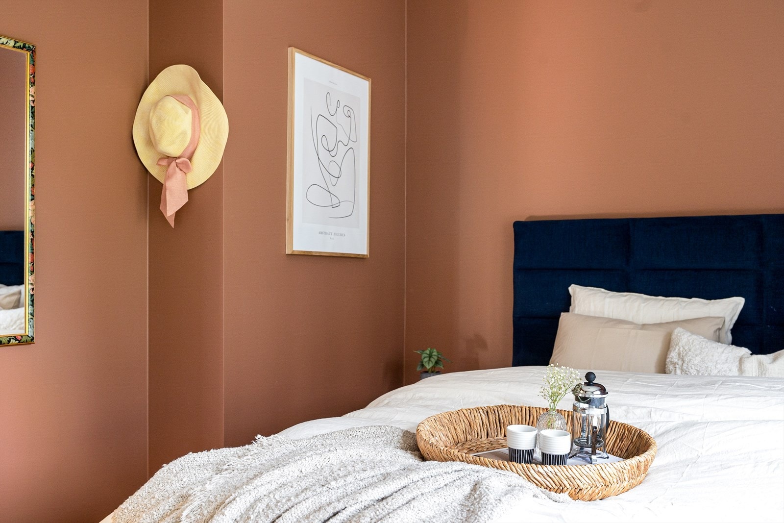 Blandingen av delikate fargevalg på veggene og stor vindusflater gir rommet en behagelig følelse. Galleribilde