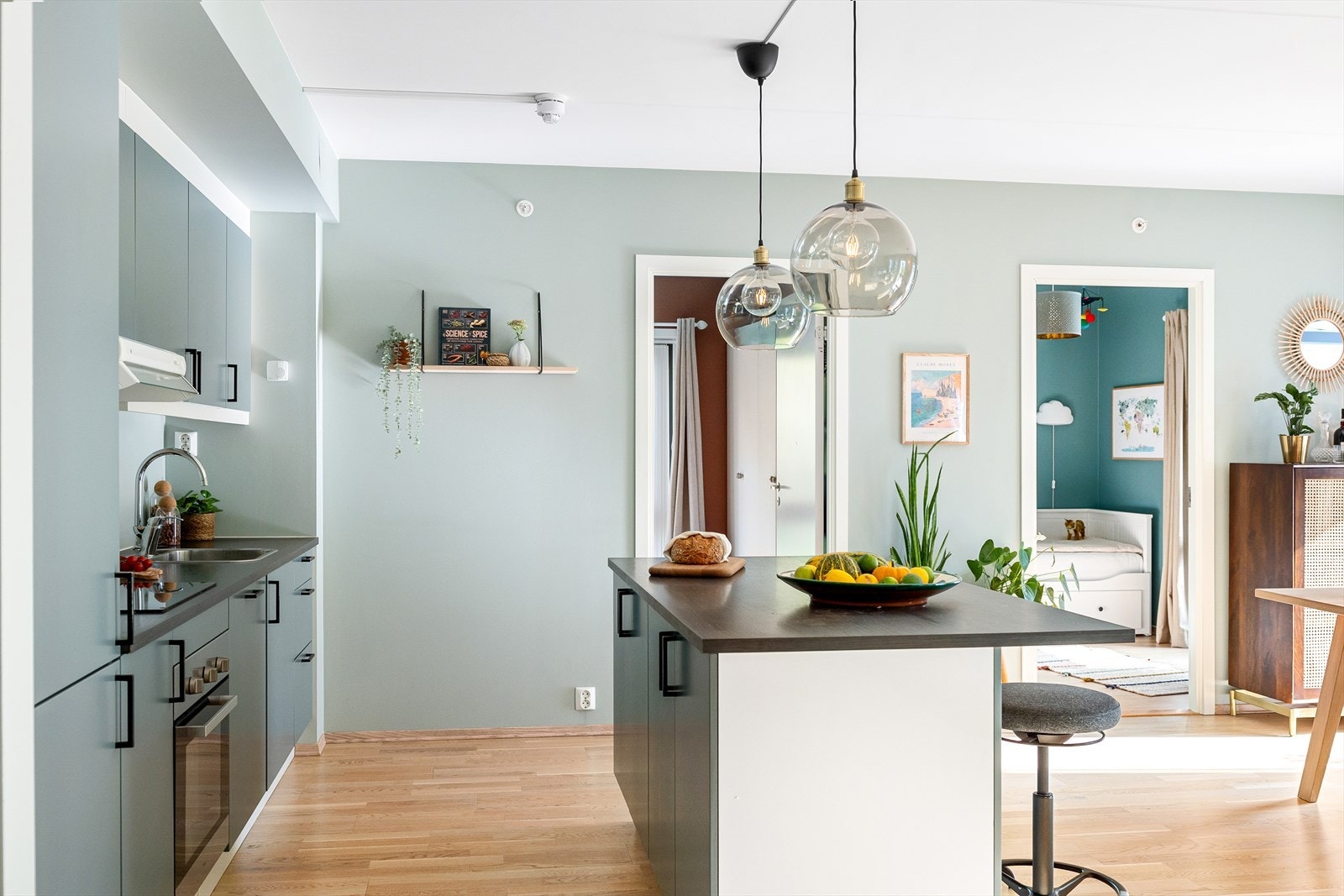 Alle vegger i alle rom unntatt bad ble malt i tidsrommet 2020-2023. Galleribilde