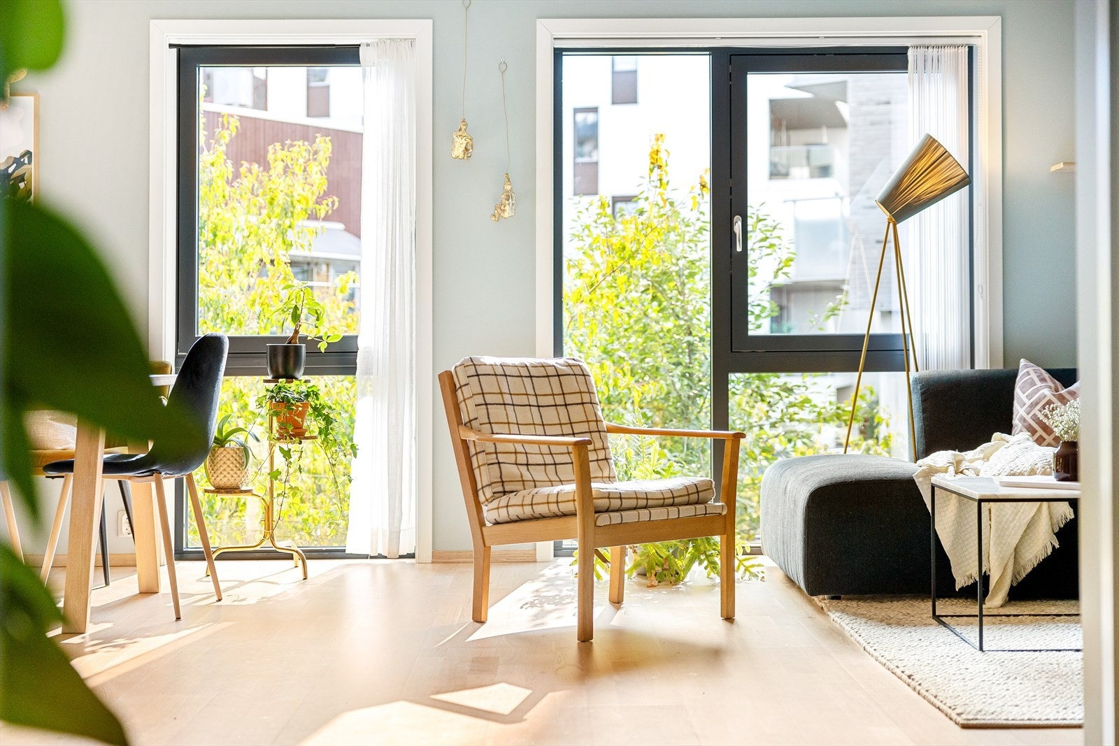 Leiligheten har svært store vindusflater som slipper inn rikelig med naturlig lys. Galleribilde