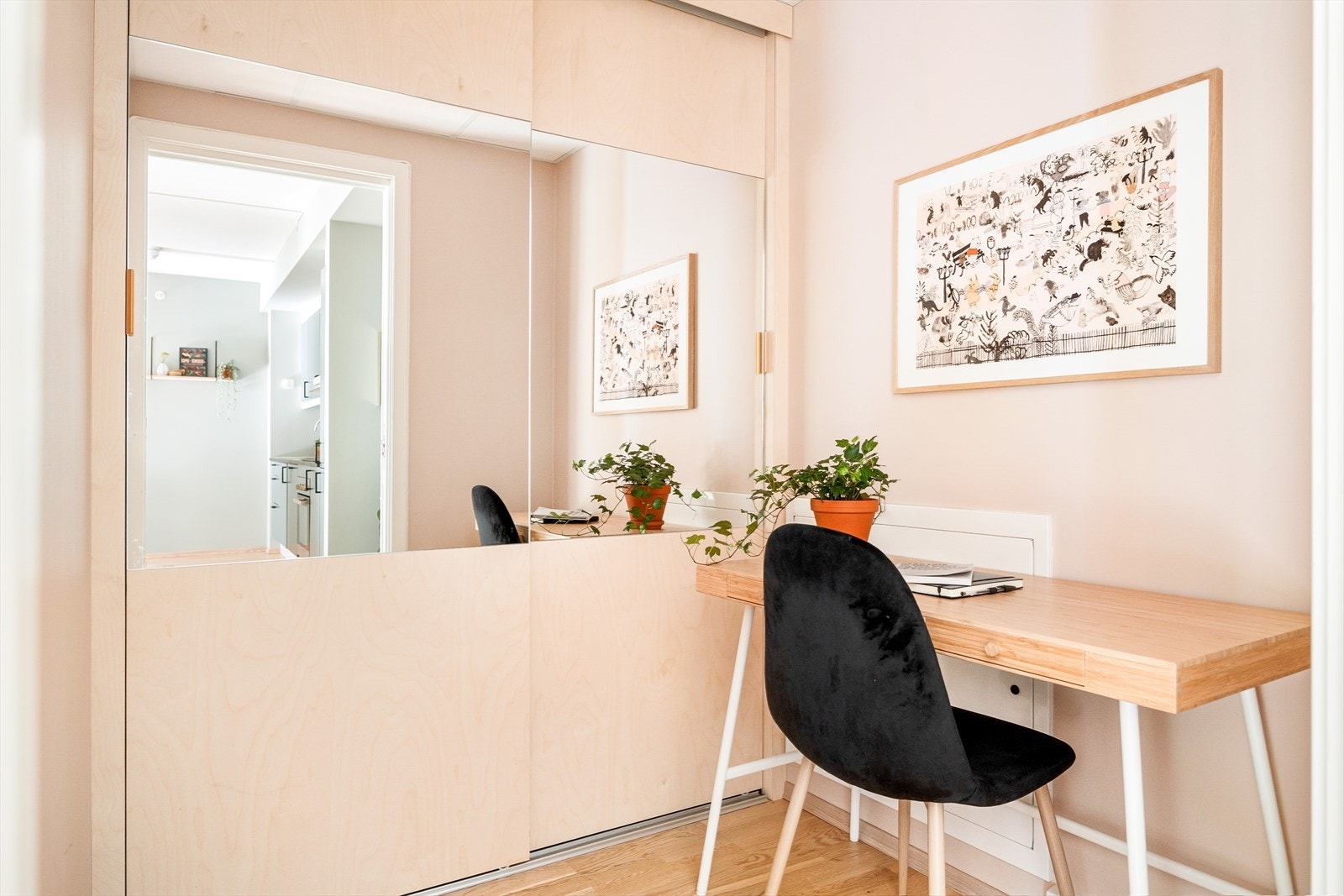 Det gjøres oppmerksom på at rommet er byggemeldt som bod, men blir i dag brukt/innredet som kontor. Det ble bygget en plassbygd skyvedørsgarderobe på kontoret i 2023. Galleribilde