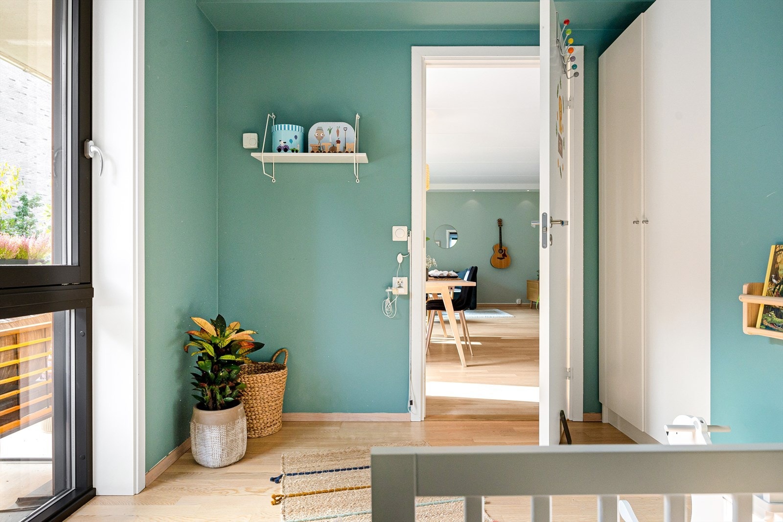 Soverommet egner seg ypperlig som barnerom, gjesterom eller kontor - alt etter behov. Det er et garderobeskap på soverommet for oppbevaring. Galleribilde